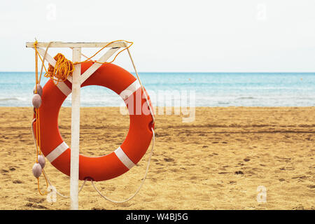 La sécurité en mer : bouée sur la plage with copy space Banque D'Images