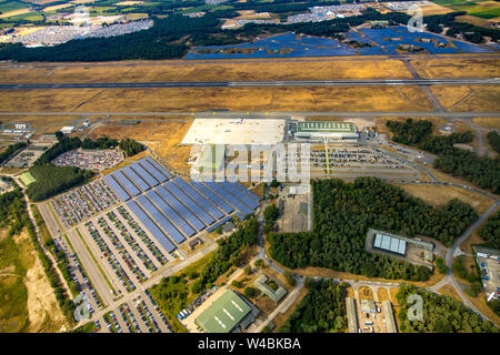 Vue aérienne de l'aéroport de Weeze Ryanair avec les avions et de grands parkings, Düsseldorf WEEZE, Piste, piste, lowcost travel, dans l'arrière-plan w Banque D'Images