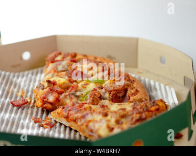 Le reste est dans la boîte à pizza.vide boîte à pizza avec trois tranches demeure. Vue d'en haut Banque D'Images