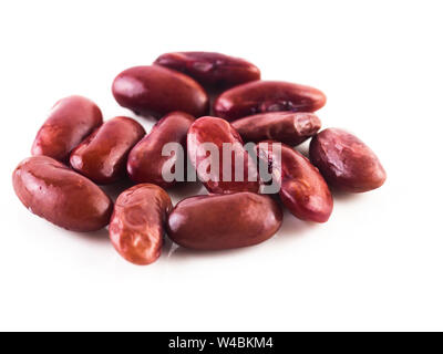 Tas de haricots rouges, les haricots en conserve isolé sur fond blanc, haricots rouges prêt à manger Banque D'Images