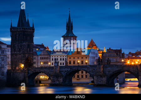 Matin vue sur le Pont Charles et la Tour du pont sur la rivière Vltava. Banque D'Images