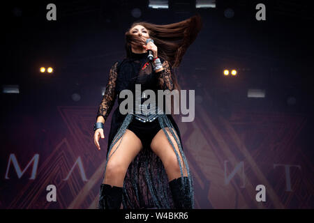 Trondheim, Norvège - Juin 28th, 2019. Le groupe de heavy metal suédois Amaranthe effectue un concert live au cours de la fête de la musique norvégienne Trondheim Rocks 2019. Elize Ryd est chanteur ici vu sur scène. (Photo crédit : Gonzales Photo - Tor Atle Kleven). Banque D'Images