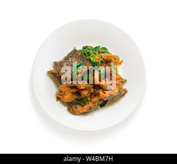 Phad phed pla duk dtho krob (poisson-chat frit sauté avec pâte de curry), la nourriture thaïe. sur fond blanc Banque D'Images