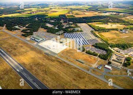 Vue aérienne de l'aéroport de Weeze Ryanair avec les avions et de grands parkings, Düsseldorf WEEZE, Piste, piste, lowcost travel, dans l'arrière-plan w Banque D'Images