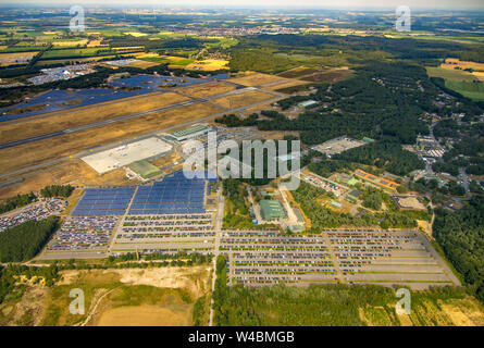 Vue aérienne de l'aéroport de Weeze Ryanair avec les avions et de grands parkings, Düsseldorf WEEZE, Piste, piste, lowcost travel, dans l'arrière-plan w Banque D'Images