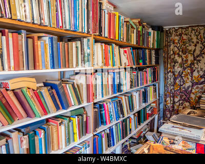 Des rangées et des rangées de livres de seconde main et utilisés sur les tablettes des magasins dans la deuxième main book shop dans la ville galloise de St Davids, Pembrokeshire, Pays de Galles Banque D'Images