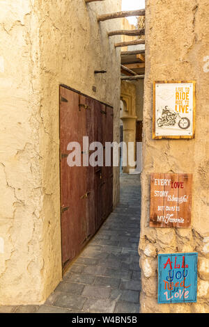 Dubaï, Émirats arabes unis - 30 novembre 2018 : Al Fahidi quartier historique, également connu sous le nom de Al Bastakiya. Banque D'Images