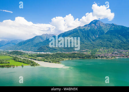 Vue aérienne du fleuve Adda qui coule dans le lac de Côme et Monte Legnone en arrière-plan, Trivio di Fuentes, Valtellina, Lombardie, Italie Banque D'Images