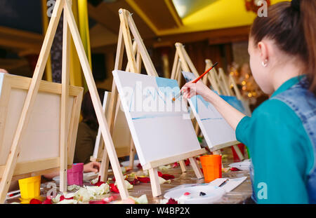 Peinture enfants photo à l'école. Banque D'Images