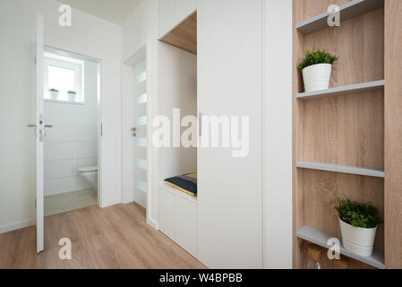 Couloir à côté d'une petite salle de bains dans une maison contemporaine Banque D'Images