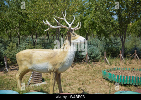 Statue de cerf dans un jardin professionnel . Sur la photo dans la photo statue cerfs décoratifs. Banque D'Images