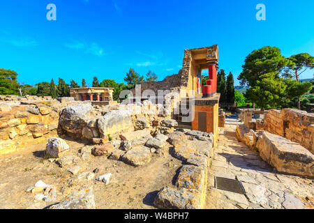 Vue panoramique de l'entrée nord du Palais Minoen de Knossos en colonnes rouges à Crète, Grèce Banque D'Images