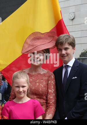 Bruxelles, Belgique. 21 juillet, 2019. La Reine Mathilde (C) et ses enfants, le Prince Gabriel (1e R), La Princesse Eleonore (1re L) assister à la fête nationale belge à Bruxelles, Belgique, le 21 juillet 2019. Pour marquer la Fête Nationale belge, un grand défilé a été organisé le dimanche dans le centre de Bruxelles. Credit : Wang Xiaojun/Xinhua/Alamy Live News Banque D'Images