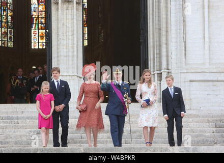 Bruxelles, Belgique. 21 juillet, 2019. Le roi Philippe (3R), la Reine Mathilde (3L), et de leurs enfants la Princesse Elisabeth (2e R), le Prince Gabriel (2L), La Princesse Eleonore (1re L), et Prince Emmanuel (1e R) assister à la fête nationale belge à Bruxelles, Belgique, le 21 juillet 2019. Pour marquer la Fête Nationale belge, un grand défilé a été organisé le dimanche dans le centre de Bruxelles. Credit : Wang Xiaojun/Xinhua/Alamy Live News Banque D'Images