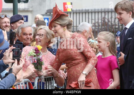 Bruxelles, Belgique. 21 juillet, 2019. La Reine Mathilde (C) et ses enfants, le Prince Gabriel (1e R), La Princesse Eleonore (2e R) assister à la fête nationale belge à Bruxelles, Belgique, le 21 juillet 2019. Pour marquer la Fête Nationale belge, un grand défilé a été organisé le dimanche dans le centre de Bruxelles. Credit : Wang Xiaojun/Xinhua/Alamy Live News Banque D'Images