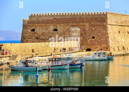 Heraklion, Grèce - 27 Avril 2019 : l'île de Crète vieux port avec bateaux de pêche et forteresse vénitienne de Rocca al Mare panorama Banque D'Images