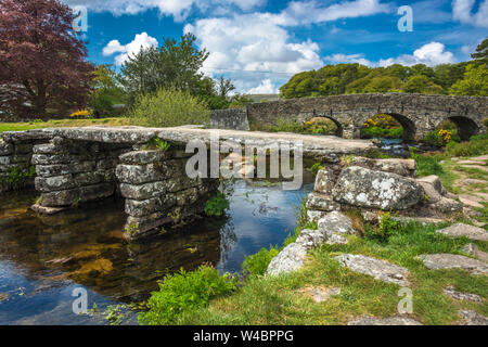 Clapper médiévale pont sur l'Est de la rivière Dart à Postbridge à Dartmoor, dans le Devon, England, England, UK Banque D'Images