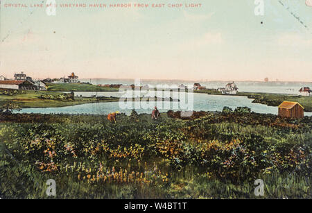 Carte postale colorisée de Crystal Lake et de Vineyard Haven East Chop Light au Massachusetts USA, ca 1907 Banque D'Images