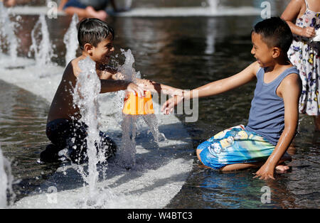 Los Angeles, USA. 21 juillet, 2019. Les enfants se rafraîchir dans une fontaine à Los Angeles, aux États-Unis, le 21 juillet 2019. Crédit : Li Ying/Xinhua/Alamy Live News Banque D'Images