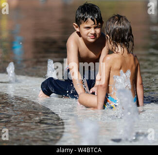 Los Angeles, USA. 21 juillet, 2019. Les enfants se rafraîchir dans une fontaine à Los Angeles, aux États-Unis, le 21 juillet 2019. Crédit : Li Ying/Xinhua/Alamy Live News Banque D'Images