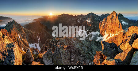 Coucher du soleil montagne paysage panoramique, Tatras en Slovaquie, Rysy Banque D'Images