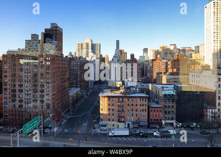 Bâtiment résidentiel de new york par l'East River à partir de Roosevelt Island Banque D'Images