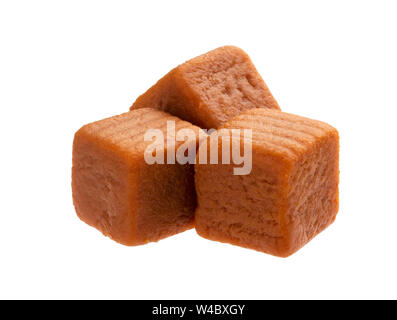 Bonbons au caramel, bonbons au caramel carrés isolé sur fond blanc avec clipping path Banque D'Images