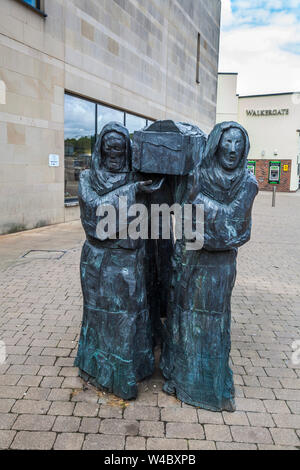 'Le Voyage', une sculpture par Fenwick Lawson à Durham city représentant six moines transportant Saint Cuthberts cercueil à la cathédrale de Durham Banque D'Images