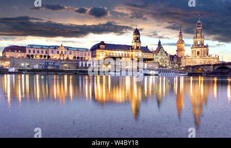 Dresde, Allemagne vieille ville skyline, sur l'Elbe. Banque D'Images