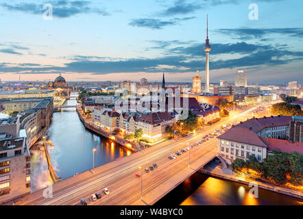 Berlin. Vue aérienne de Berlin pendant beau coucher du soleil. Banque D'Images