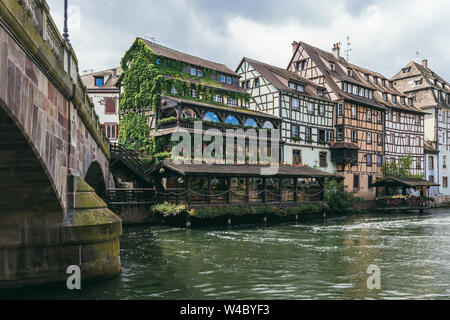 Strasbourg, France - le 26 juillet 2017. Vieilles maisons médiévales sur le canal avec un pont à Strasbourg Banque D'Images