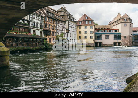 Vieilles maisons médiévales sur le canal avec un pont à Strasbourg Banque D'Images
