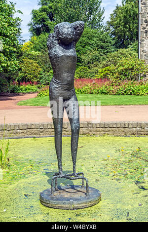 Statue de jeune fille par Reg Butler dans l étang à Inverleith House en Royal Botanic Garden Edinburgh Scotland UK Banque D'Images