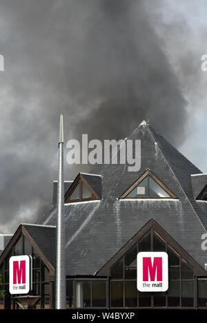 Walthamstow, London, UK. 22 juillet 2019. Le centre commercial Shopping Centre à Walthamstow est en feu. Banque D'Images