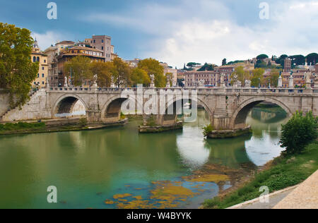 Image de Rione Ponte district. Voir de blanc Pont Saint-ange pont et son reflet, d'orangers, d'eaux vert Tibre sous clo spectaculaire Banque D'Images