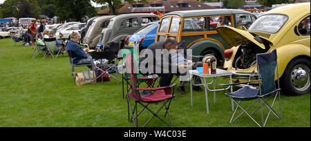 Un pique-nique au amateurs vintage car show. Banque D'Images