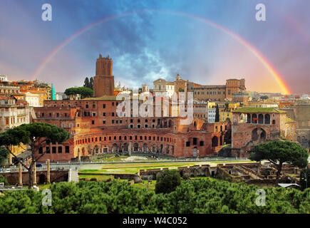 Rome, Italie. Ruines romaines dans Foro traiano (Forum de Trajan). Banque D'Images