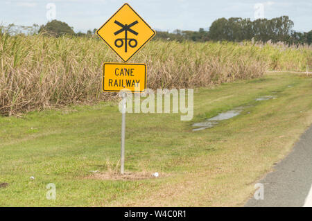 Un panneau de passage à niveau rail train de sucre à côté d'une route principale dans la région de champs de canne à sucre dans la région de Mackay de Queensland en Australie. Mackay est le plus grand p Banque D'Images