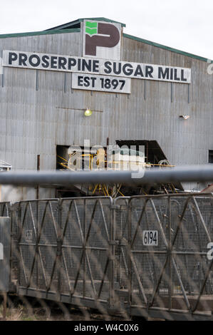 Moulin à Sucre de Proserpine avec son train de la canne à sucre de gare de triage à Proserpine, une petite ville dans la région de canne à sucre entre Mackay et Airlie Beach Banque D'Images