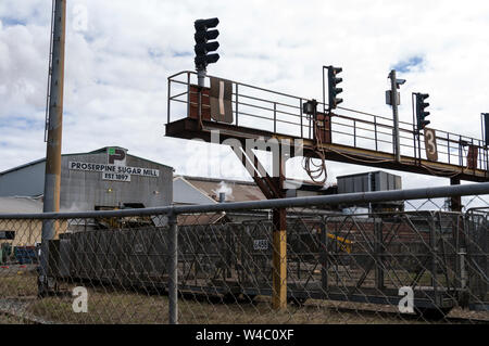 Moulin à Sucre de Proserpine avec son train de la canne à sucre de gare de triage à Proserpine, une petite ville dans la région de canne à sucre entre Mackay et Airlie Beach Banque D'Images