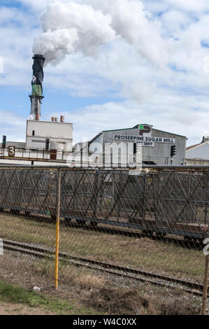 Moulin à Sucre de Proserpine avec son train de la canne à sucre de gare de triage à Proserpine, une petite ville dans la région de canne à sucre entre Mackay et Airlie Beach Banque D'Images