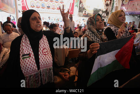 La ville de Gaza, bande de Gaza, territoire palestinien. 22 juillet, 2019. Les Palestiniens prennent part à une manifestation en solidarité avec les prisonniers dans les prisons israéliennes, en face de l'office de la croix rouge, dans la ville de Gaza, le 22 juillet 2019 Crédit : Mahmoud Ajjour/APA/Images/fil ZUMA Alamy Live News Banque D'Images