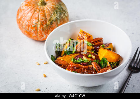 Salade de potiron avec les noix, les canneberges et le chou blanc dans un bol. Banque D'Images