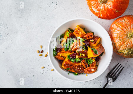 Salade de potiron avec les noix, les canneberges et le chou blanc dans un bol. Banque D'Images