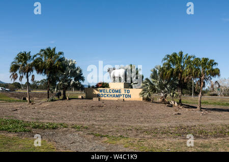Le monument Bull Brahman situé sur un rond-point de l'autoroute Bruce / Capricorne l'autoroute à Rockhampton sur la côte est du Queensland en Australi Banque D'Images