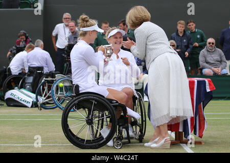 (L à R) Diede de Groot et Aniek van Koot des Pays-Bas gagner le tennis en fauteuil roulant du double à Wimbledon 2019 Banque D'Images