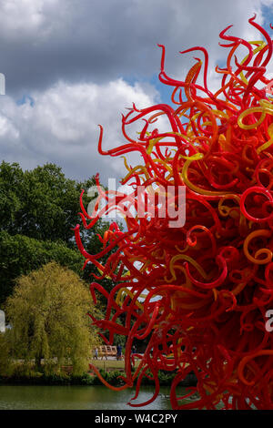 'Summer Sun' Chihuly : réflexions sur la nature à Kew Gardens - exposition d'art en verre Dale Chihuly , , Londres Banque D'Images