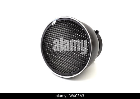 Réflecteur avec grille en nid d'accessoire pour un flash de studio et clignote sur fond blanc. Selective focus Banque D'Images
