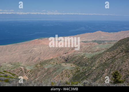 Le lac Issyk Kul vus de Shatyly point de vue. Près de Bokonbayevo. Kirghizistan Banque D'Images