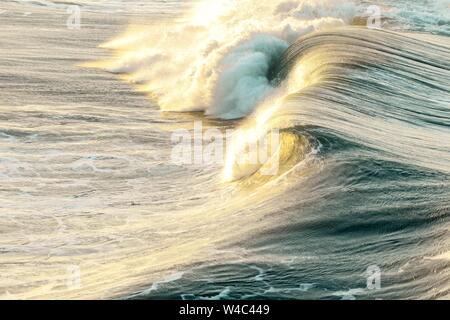 Superbe gros plan focalisé de textures d'eau incroyables sur le océan Banque D'Images